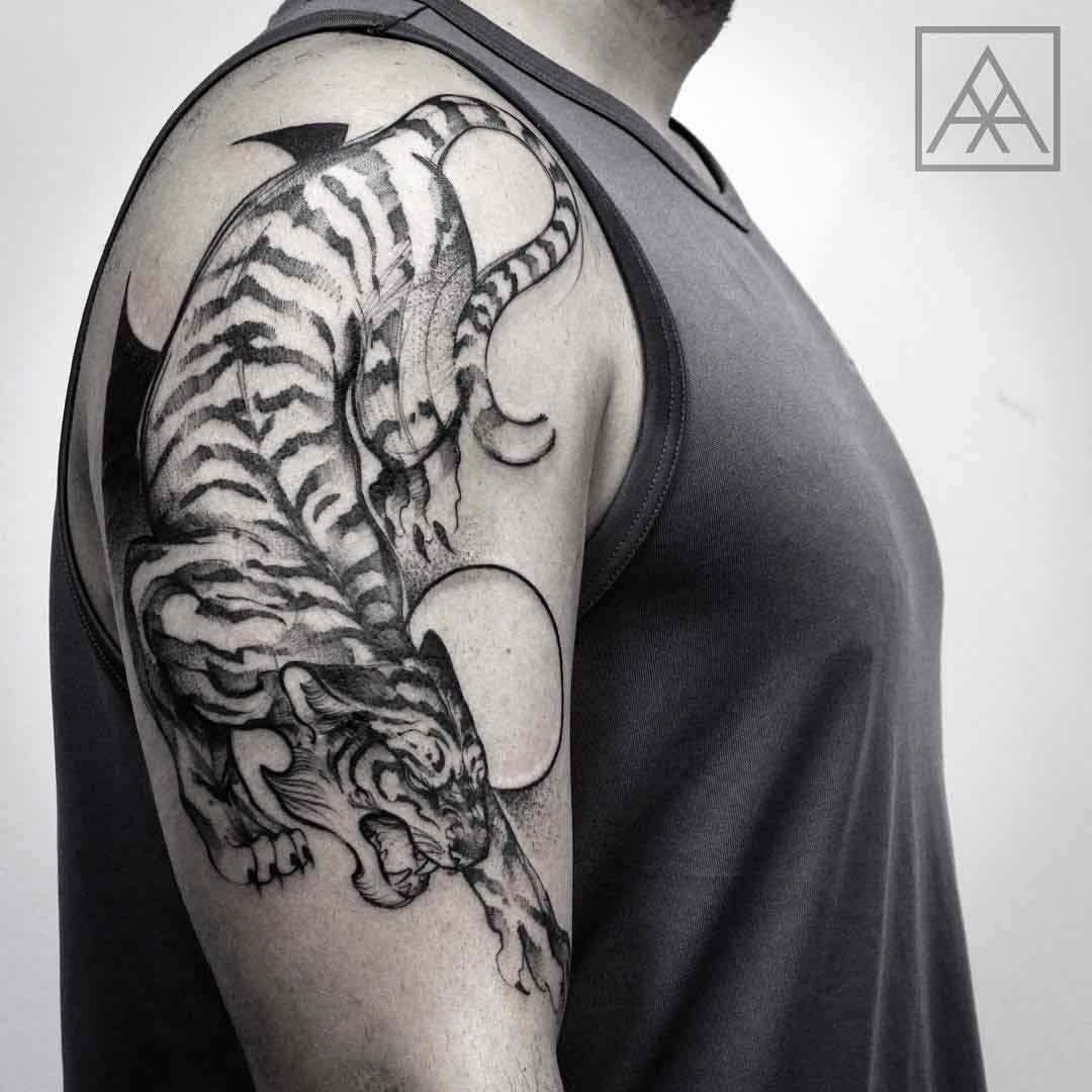 cool tiger tattoo on shoulder