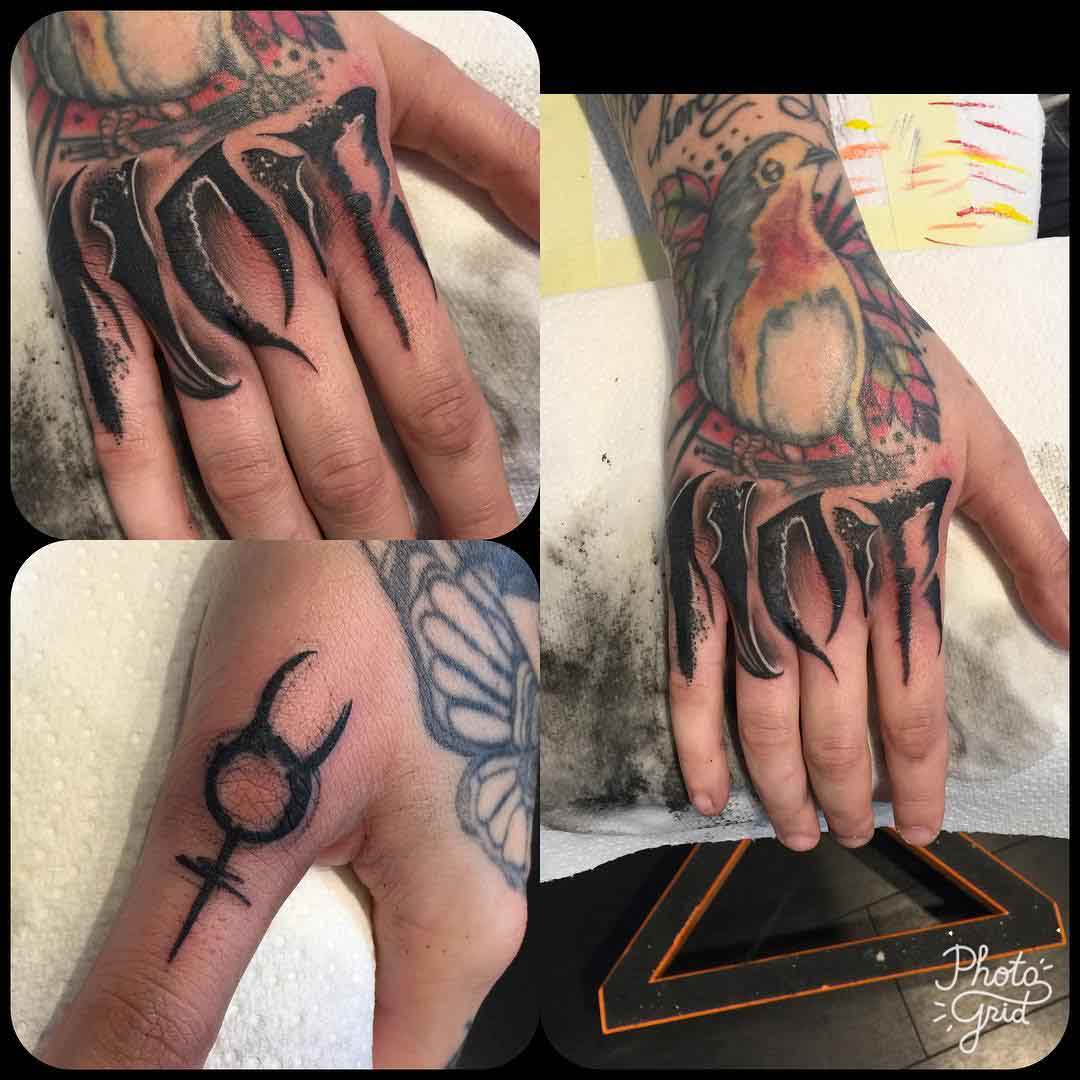 finger tattoo noir