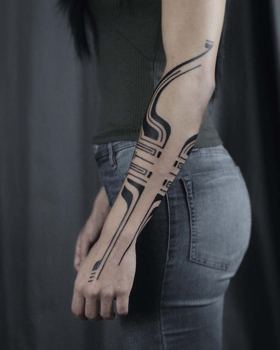 arm tattoo blackwork